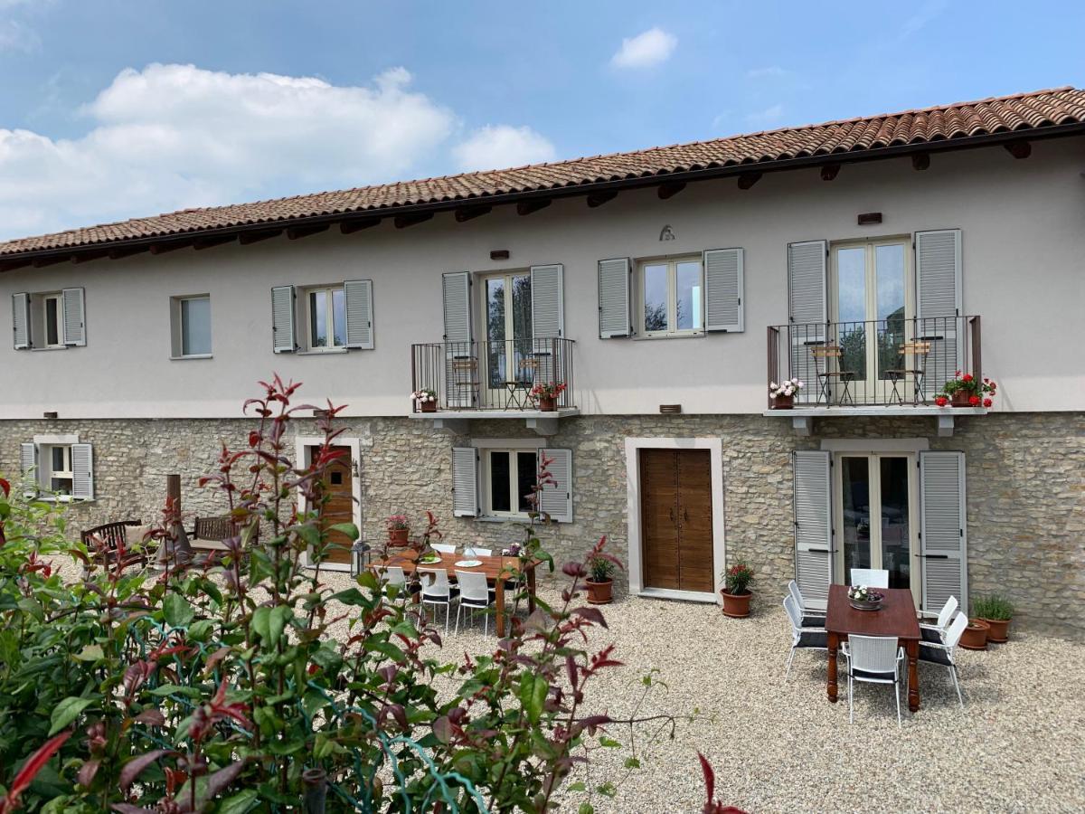La Luce Delle Colline Bed and Breakfast Serravalle delle Langhe Exteriör bild