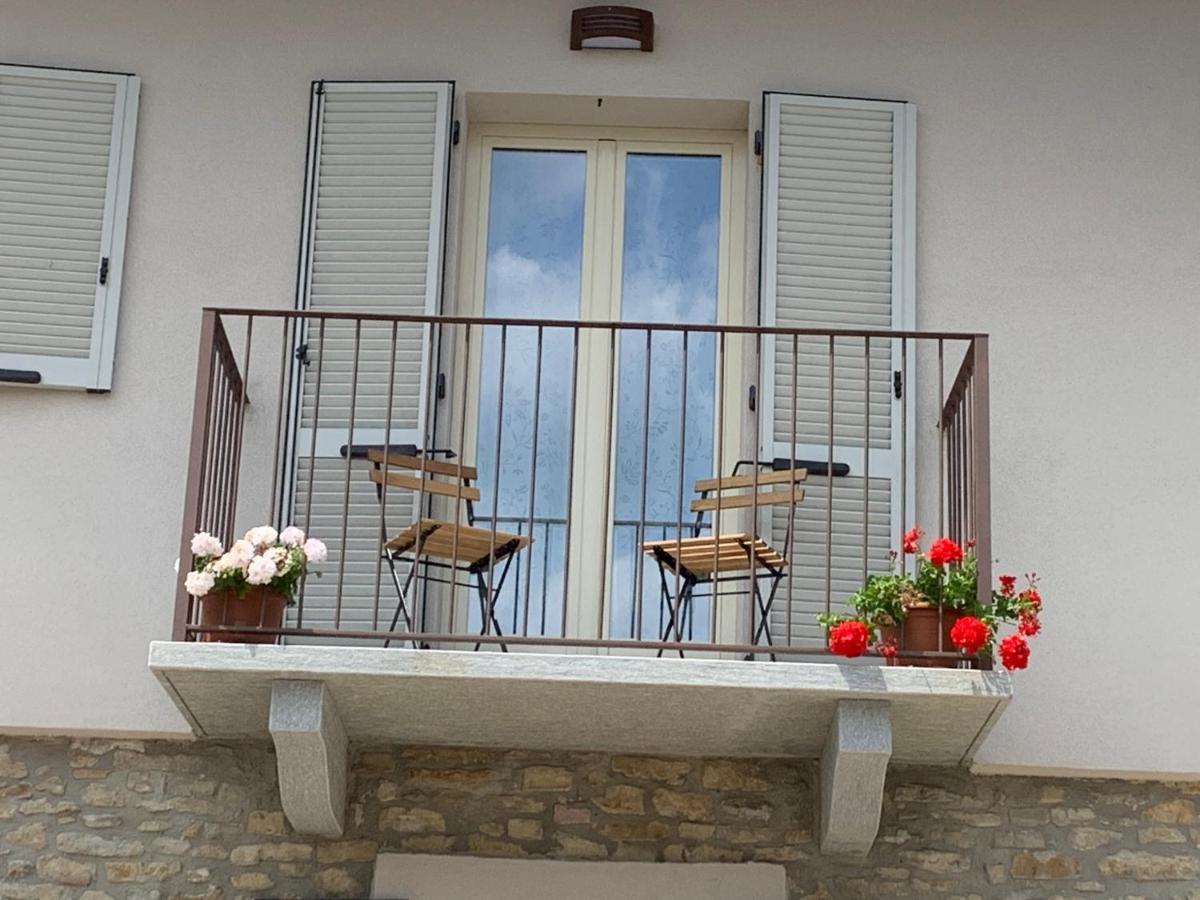 La Luce Delle Colline Bed and Breakfast Serravalle delle Langhe Exteriör bild