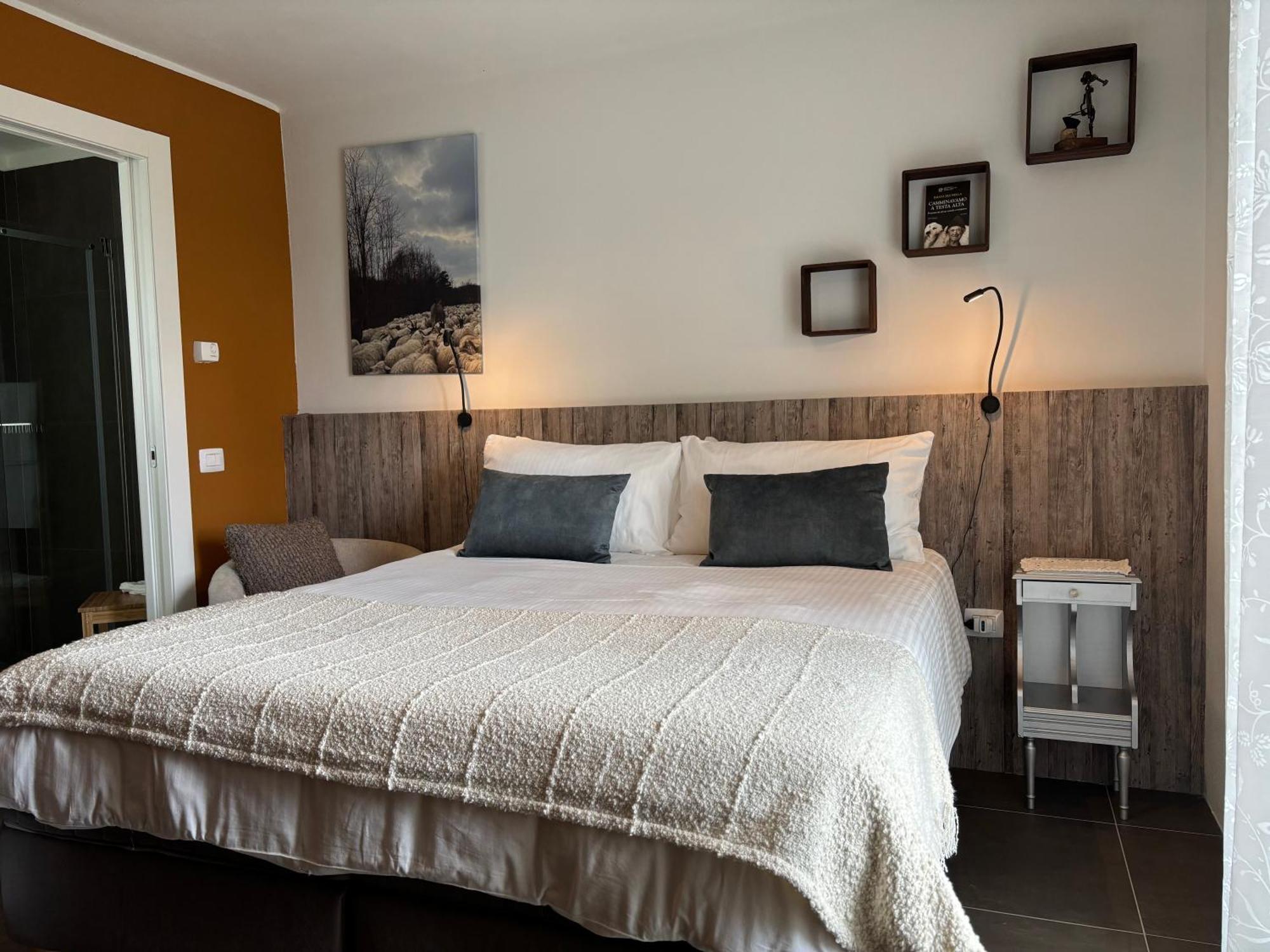 La Luce Delle Colline Bed and Breakfast Serravalle delle Langhe Exteriör bild