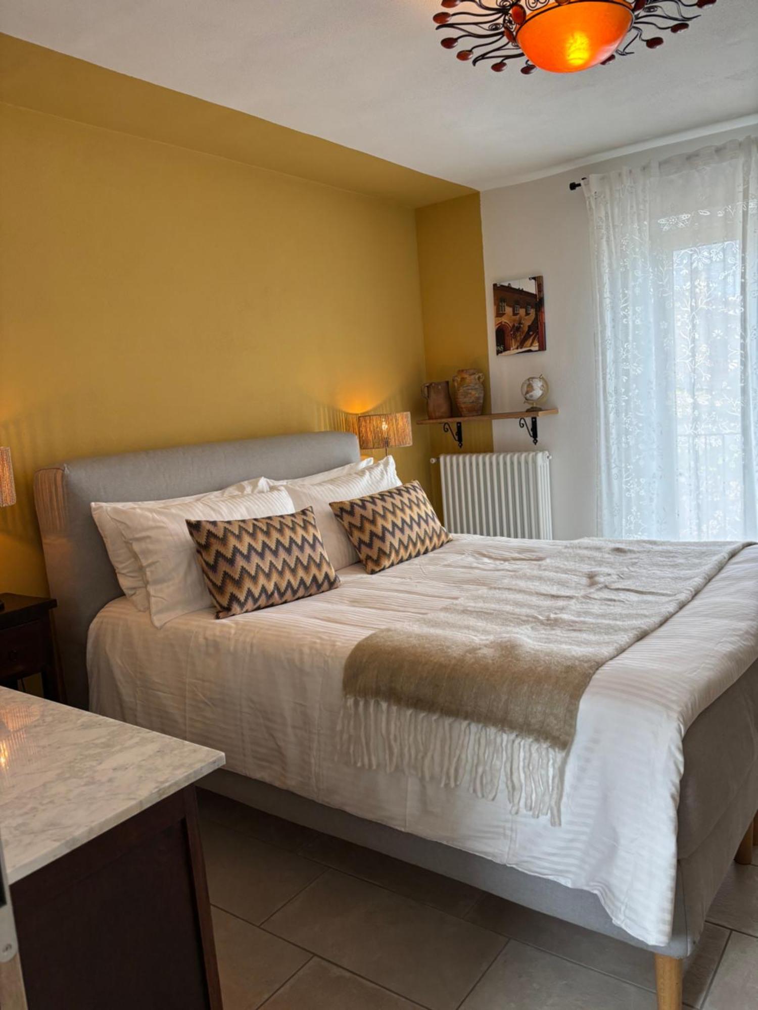 La Luce Delle Colline Bed and Breakfast Serravalle delle Langhe Exteriör bild