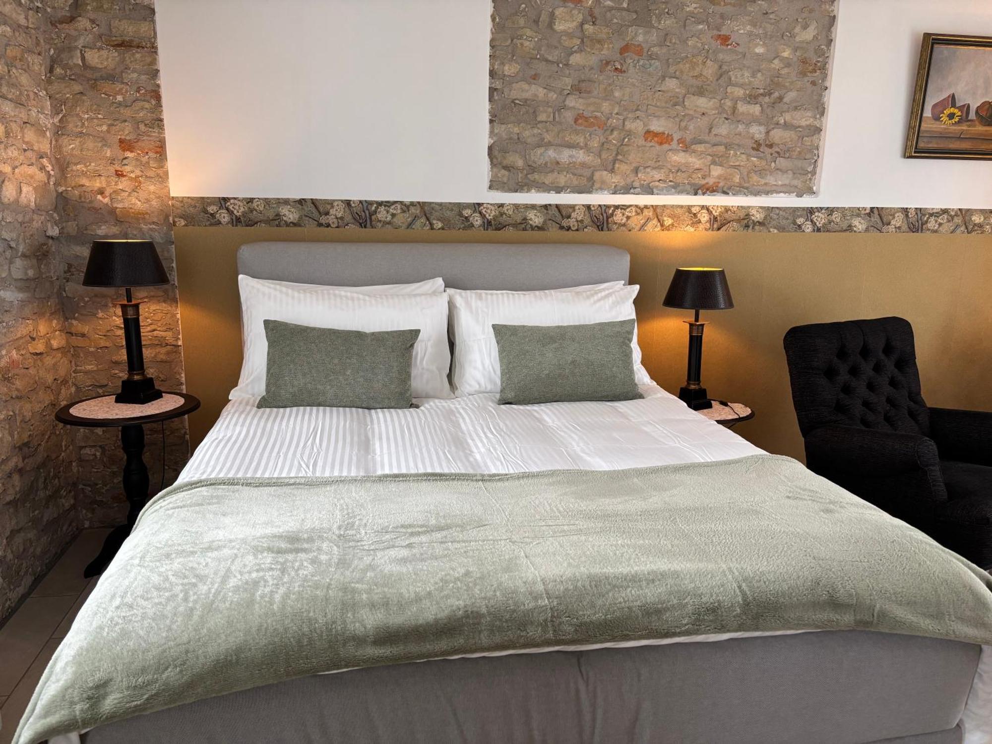 La Luce Delle Colline Bed and Breakfast Serravalle delle Langhe Exteriör bild