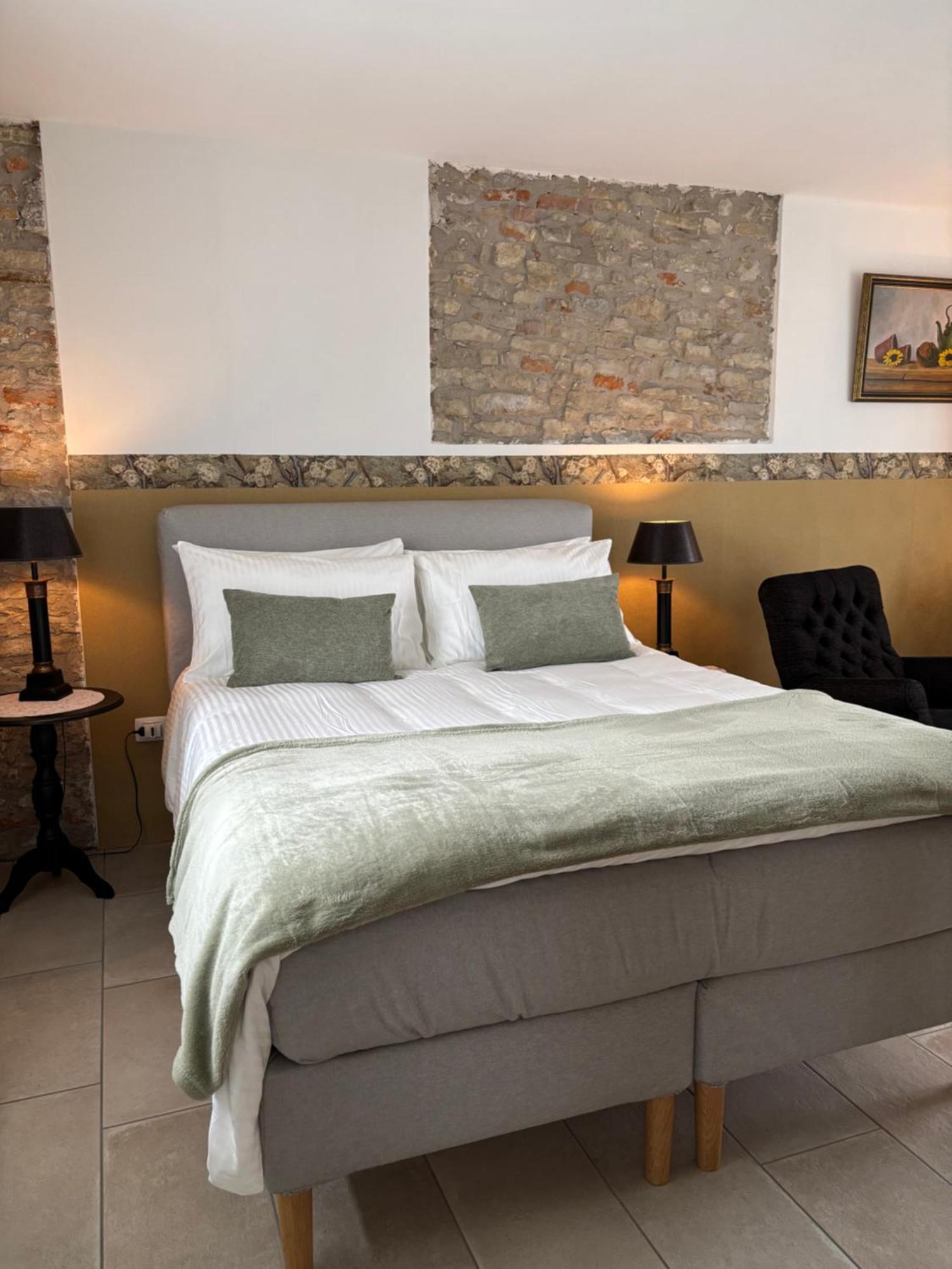 La Luce Delle Colline Bed and Breakfast Serravalle delle Langhe Exteriör bild